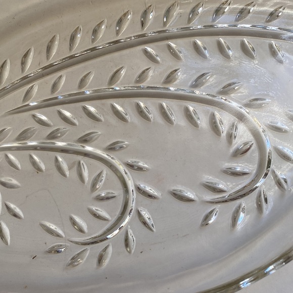 Vintage pressed glass serving bowl. - Picture 5 of 6